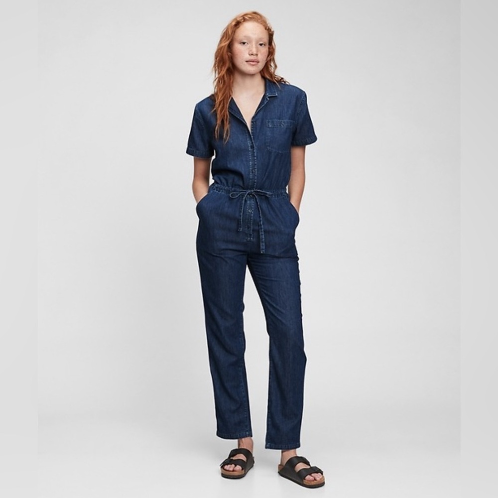 GAP Petite Blue Medium Wash Denim Jumpsuit Size 4
In Excellent Condition